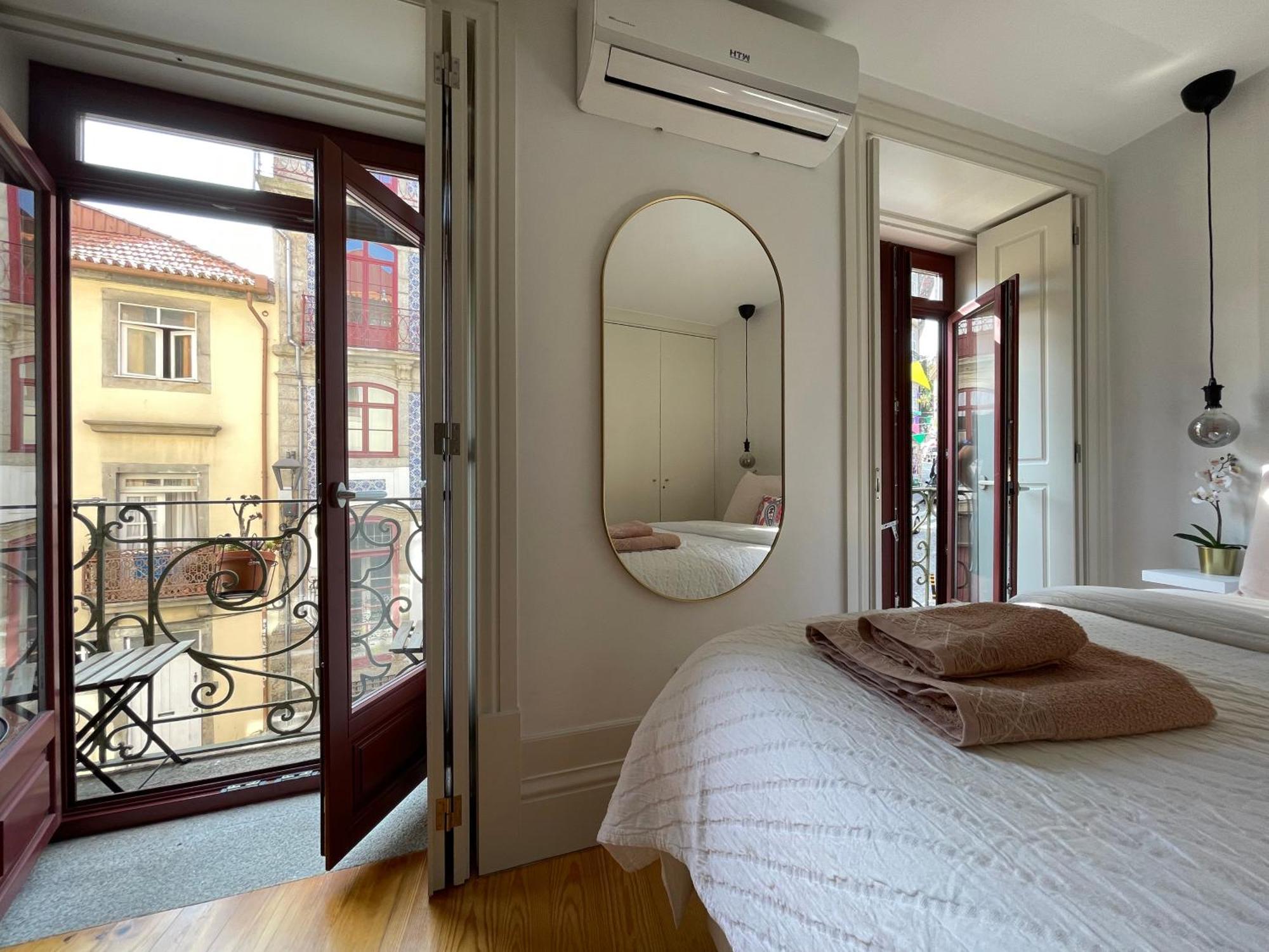 Historic Porto Balcony Hideaway - Taipas House 60 Apartment Exterior photo